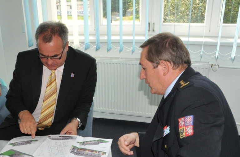 Hejtman LK Stanislav Eichler(vlevo) a ředitel IV VS, vrchní rada  plk.  Bořivoj Malát nad plány rozvoje institutu.